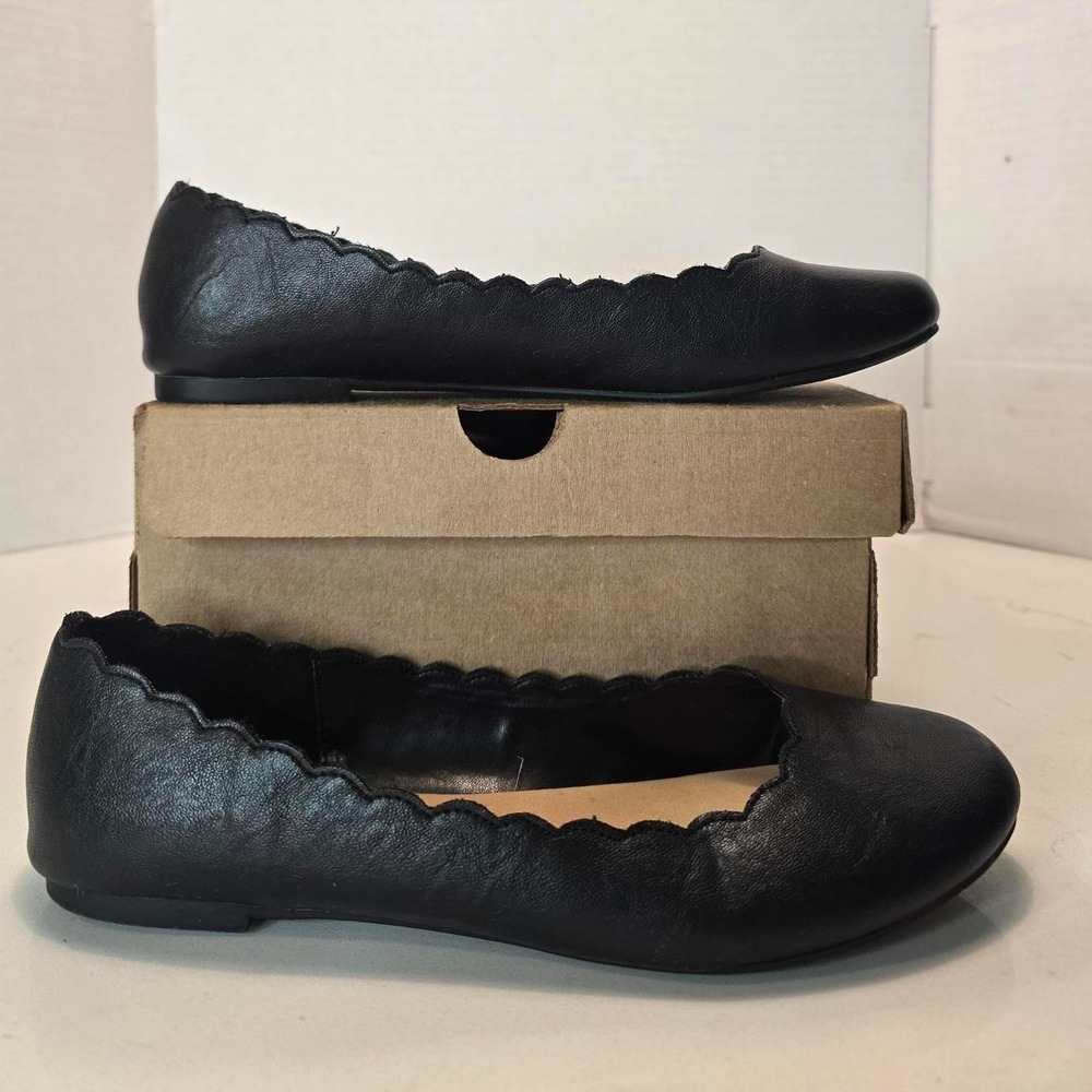Lauren conrad Black leather ballet flats with scalloped edges Women's Size 7 US